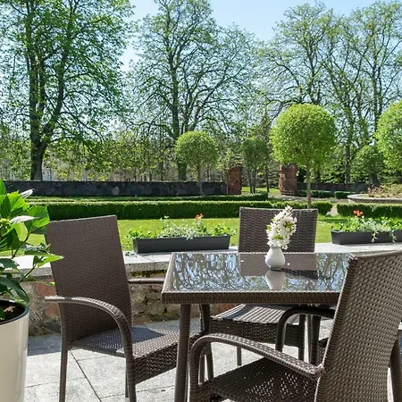 Dwor W Bychowie منتزه العطل جنيفينو