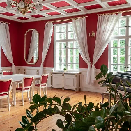 Dwor W Bychowie 3* جنيفينو